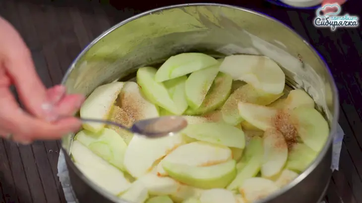 Классическая шарлотка с яблоками и изюмом в духовке: шаг 5
