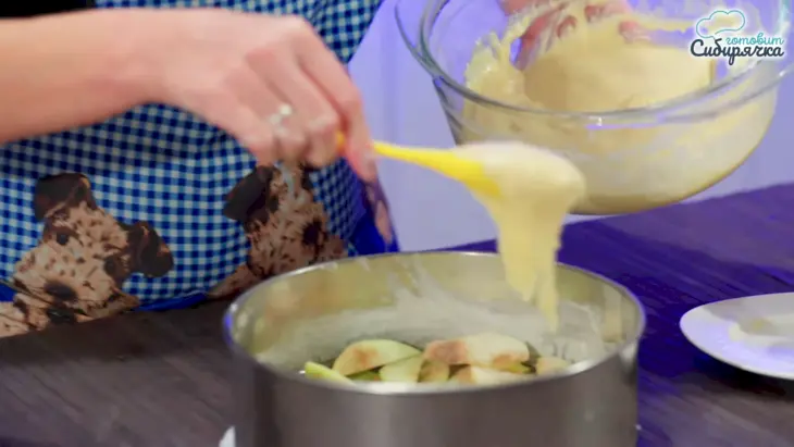 Классическая шарлотка с яблоками и изюмом в духовке: шаг 6