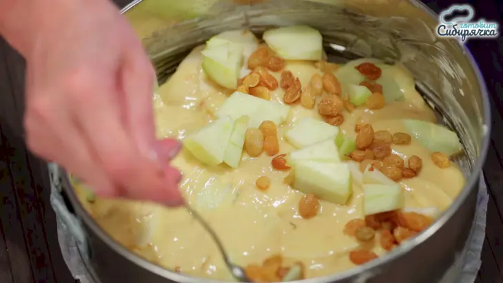 Классическая шарлотка с яблоками и изюмом в духовке: шаг 7