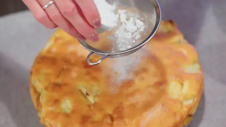 Классическая шарлотка с яблоками и изюмом в духовке: шаг 8