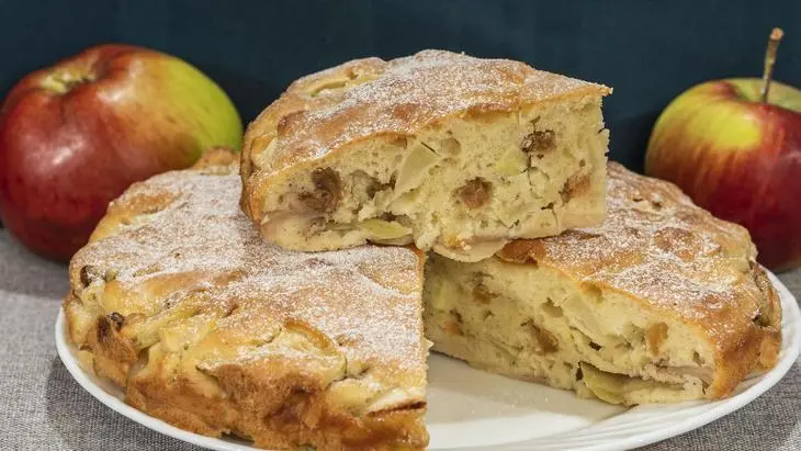 Классическая шарлотка с яблоками и изюмом в духовке: шаг 9