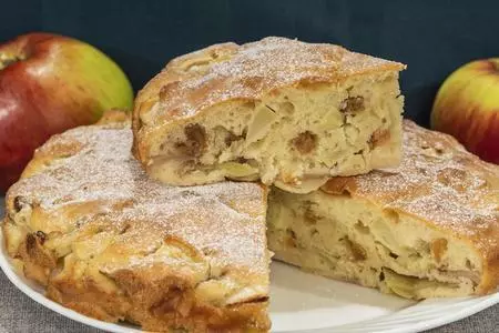 Классическая шарлотка с яблоками и изюмом в духовке: шаг 9