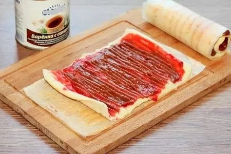 Шоколадные рулеты с сгущенкой и джемом «махеевъ» «кусочки лета»: шаг 12