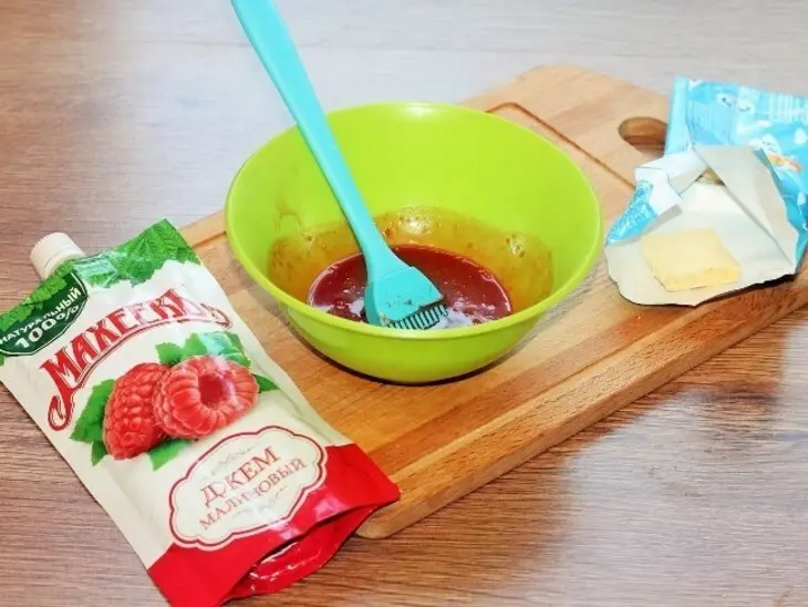 Шоколадные рулеты с сгущенкой и джемом «махеевъ» «кусочки лета»: шаг 14