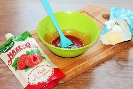 Шоколадные рулеты с сгущенкой и джемом «махеевъ» «кусочки лета»: шаг 14