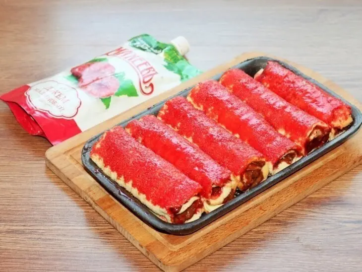 Шоколадные рулеты с сгущенкой и джемом «махеевъ» «кусочки лета»: шаг 15
