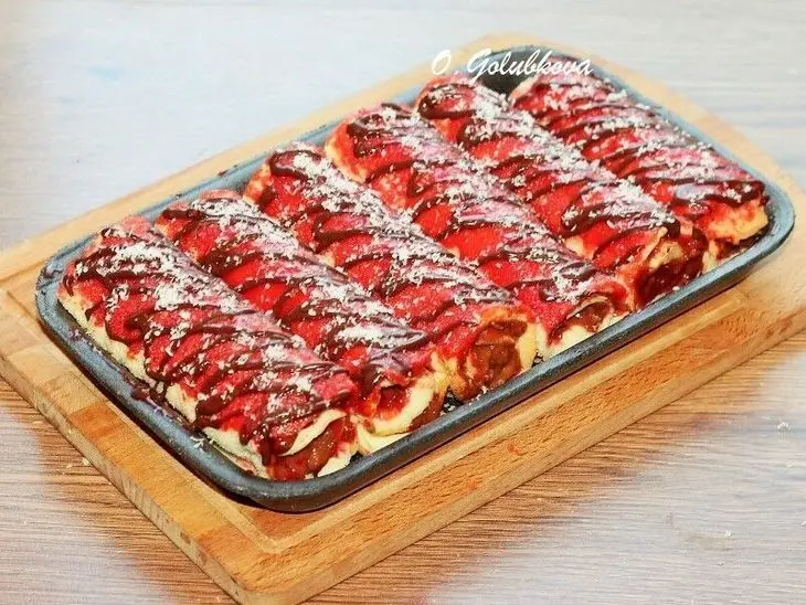Шоколадные рулеты с сгущенкой и джемом «махеевъ» «кусочки лета»: шаг 16