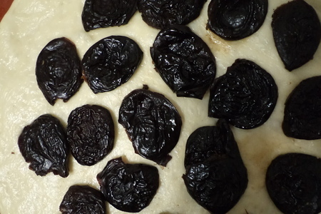 Пирог творожно-сырный "юбилей" с черносливом и клубничным джемом «махеевъ» «кусочки лета»: шаг 2