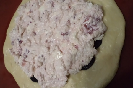 Пирог творожно-сырный "юбилей" с черносливом и клубничным джемом «махеевъ» «кусочки лета»: шаг 3