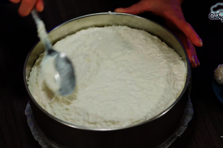 Творожный торт «рафаэлло» с печеньем и кокосом без выпечки: шаг 7