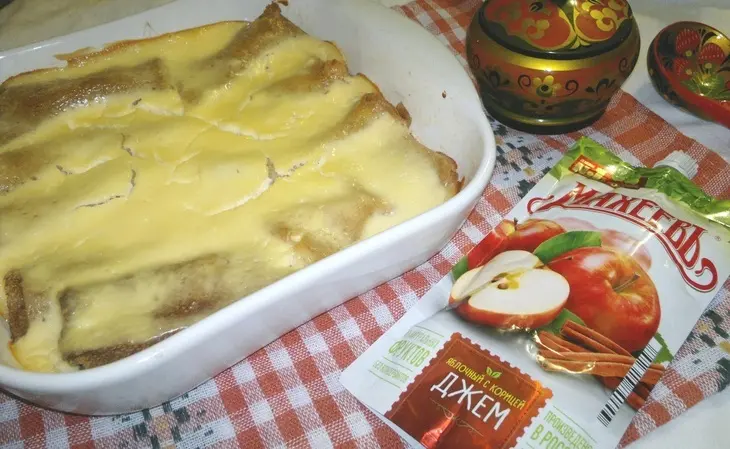 Блинчики в сметанной заливке с джемом «махеевъ» «кусочки лета»: шаг 9