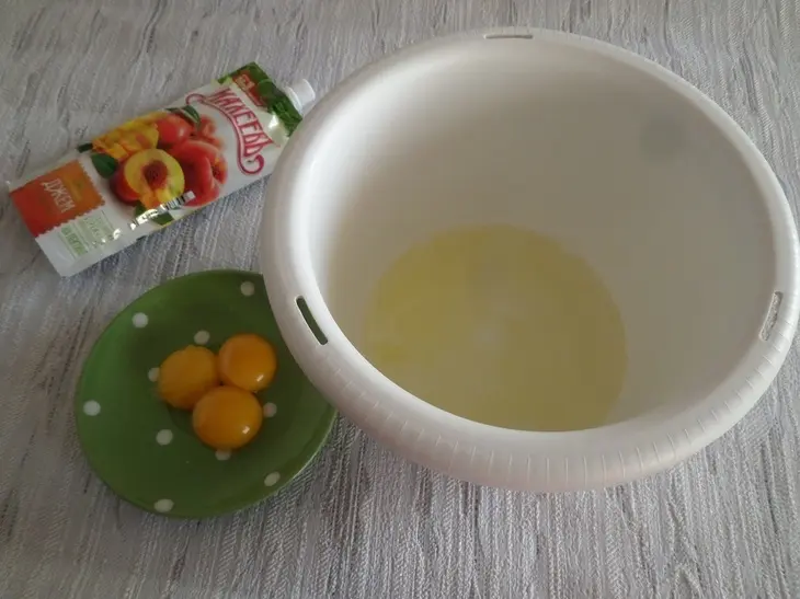 Меренговый рулет с джемом «махеевъ» «кусочки лета»: шаг 2
