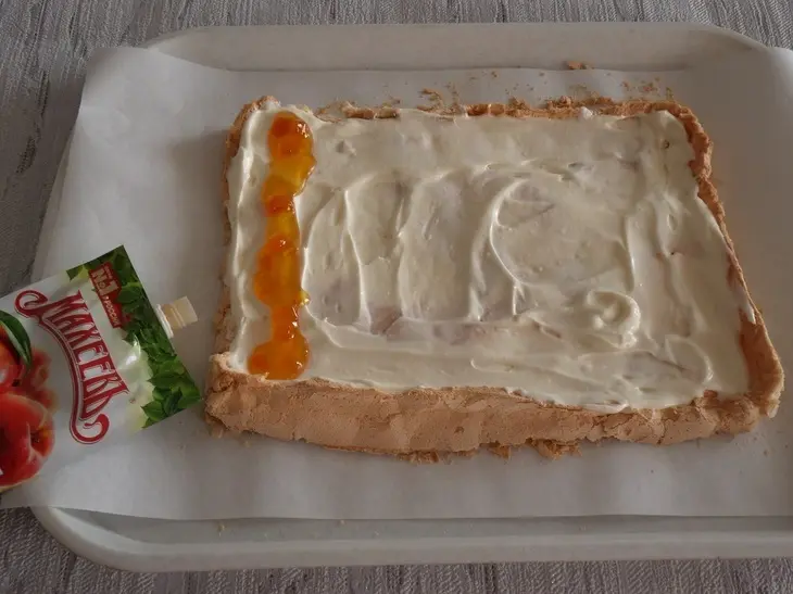 Меренговый рулет с джемом «махеевъ» «кусочки лета»: шаг 18