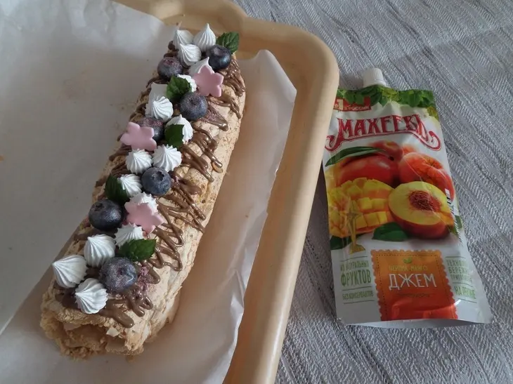 Меренговый рулет с джемом «махеевъ» «кусочки лета»: шаг 21