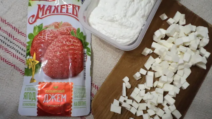 Творожное чудо "маки" с клубничным джемом «махеевъ» «кусочки лета»: шаг 2