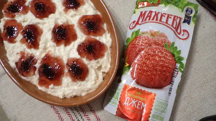 Творожное чудо "маки" с клубничным джемом «махеевъ» «кусочки лета»: шаг 6