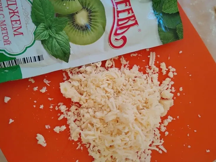 Слойки с сыром, с мятой и джемом киви «махеевъ» «кусочки лета»: шаг 2