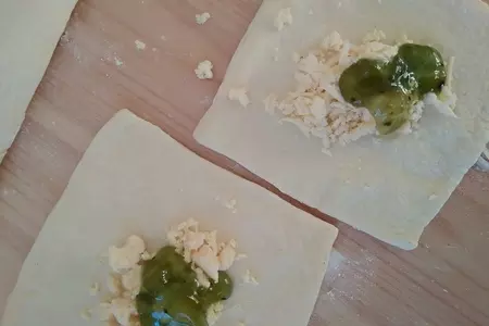 Слойки с сыром, с мятой и джемом киви «махеевъ» «кусочки лета»: шаг 4