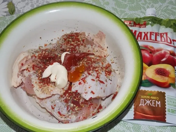 Курица  "кусочки лета" в пикантном соусе с джемом «махеевъ» «кусочки лета»: шаг 1