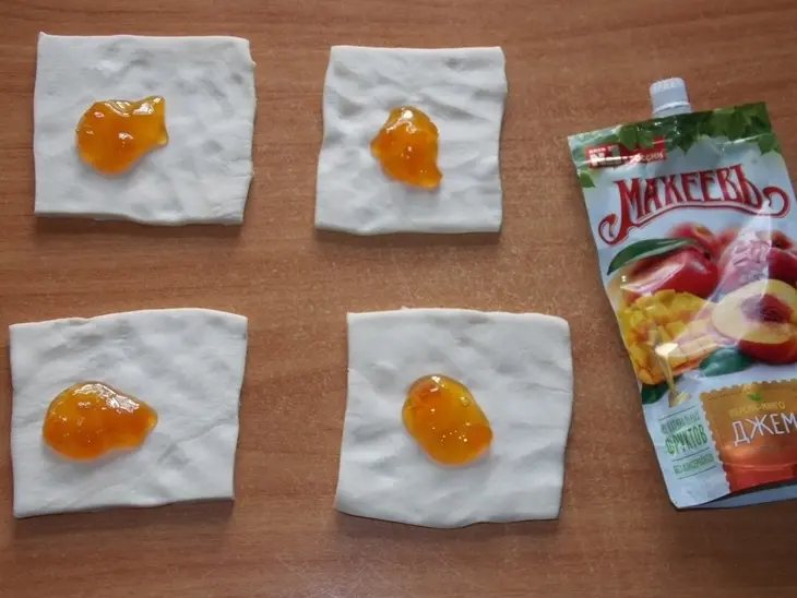 Слойки с грушей и джемом «махеевъ» «кусочки лета»: шаг 2