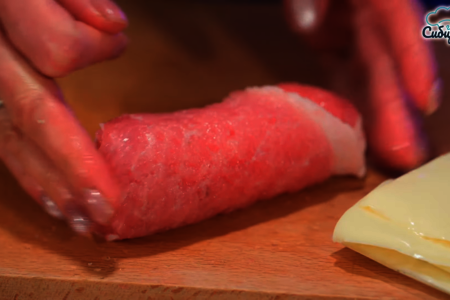 Свиные рулеты с начинкой из сыра в фруктово-грибном соусе: шаг 7