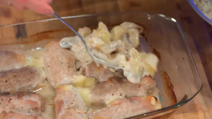 Свиные рулеты с начинкой из сыра в фруктово-грибном соусе: шаг 8