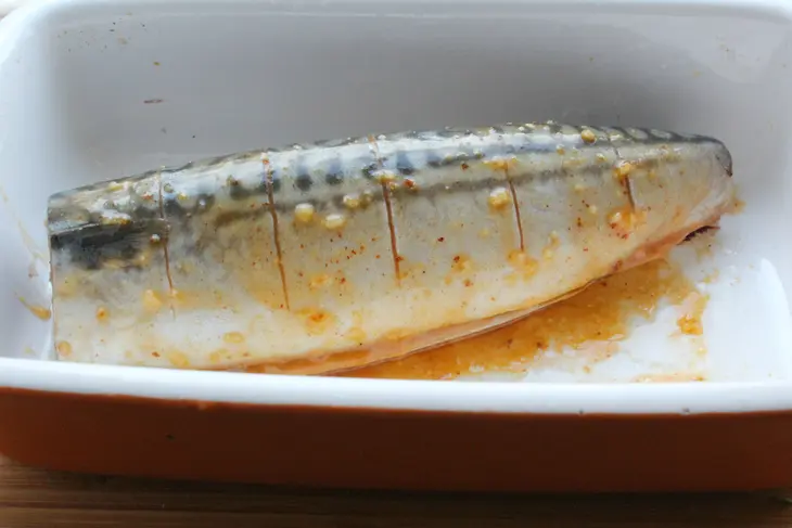 Скумбрия, запеченная с орехами и яблоками: шаг 1
