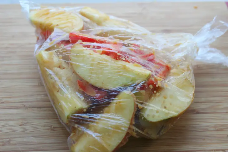 Скумбрия, запеченная с орехами и яблоками: шаг 2