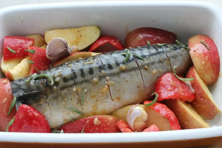 Скумбрия, запеченная с орехами и яблоками: шаг 3