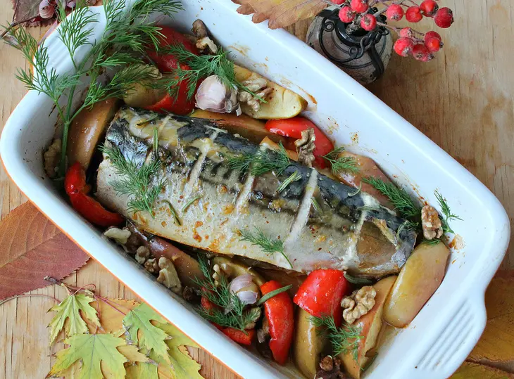 Скумбрия, запеченная с орехами и яблоками: шаг 4