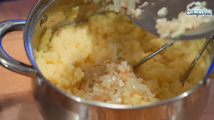 Пирожки с начинкой из картофеля в духовке и на сковороде: шаг 5