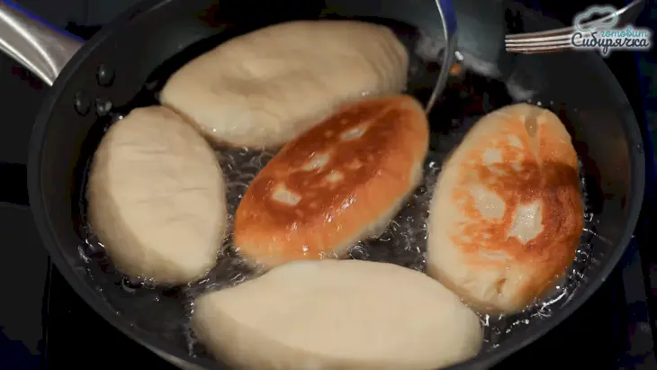 Пирожки с начинкой из картофеля в духовке и на сковороде: шаг 8