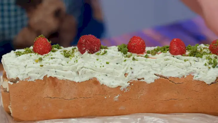 Бисквитный диетический рулет с творожным кремом и курагой: шаг 9