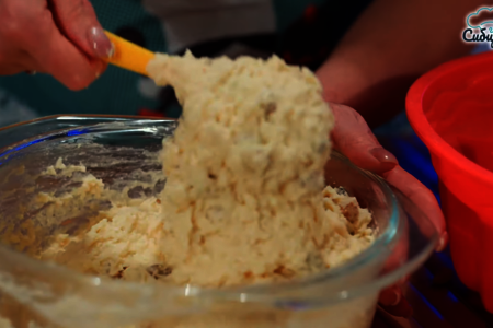 Творожный кекс на сметане с изюмом и кокосовой стружкой: шаг 7