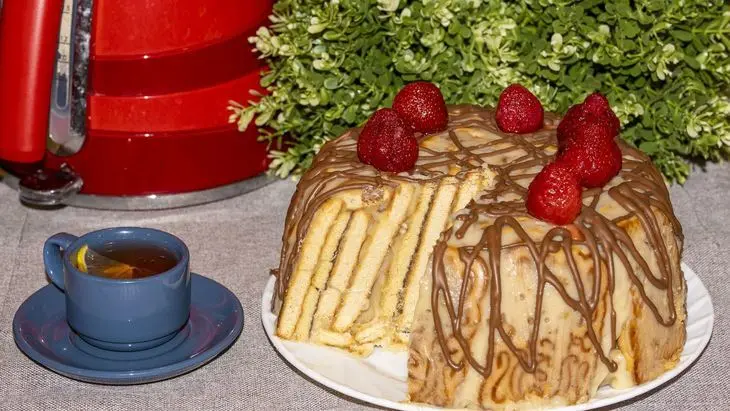 Торт без выпечки из печенья с заварным кремом и орехами: шаг 9