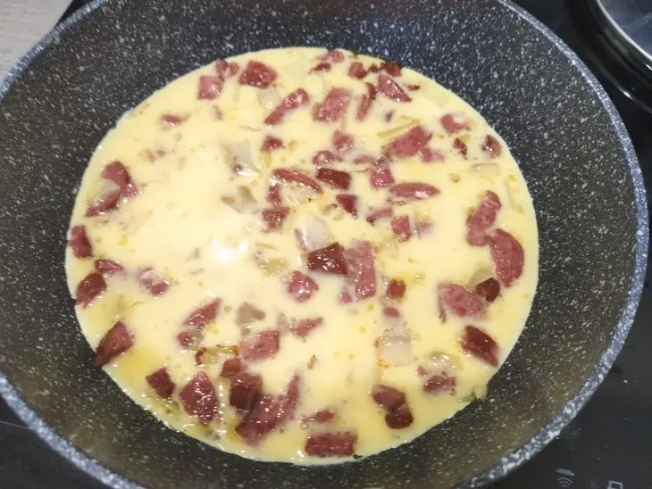 Омлет с копченой колбаской и пармезаном: шаг 2