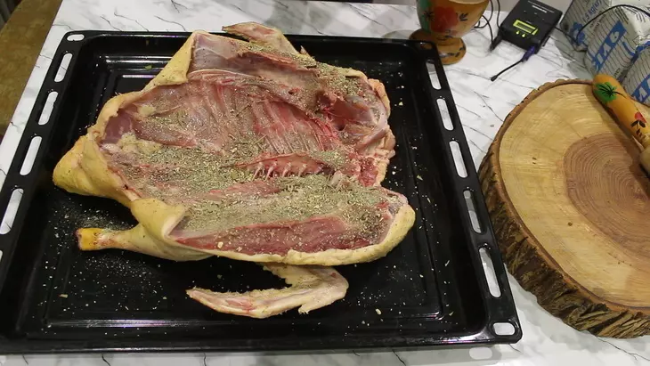 Вяленая утка целиком, нежное деликатесное мясо: шаг 2