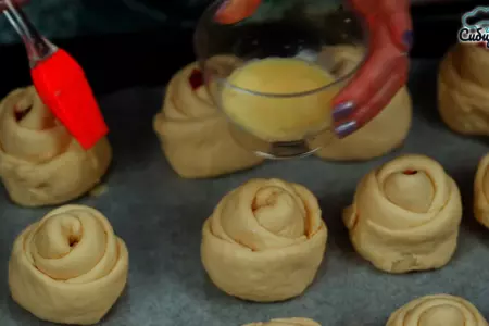 Творожные булочки на дрожжах,  с сочной начинкой: шаг 8