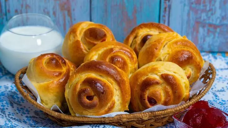 Творожные булочки на дрожжах,  с сочной начинкой: шаг 9