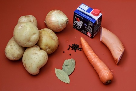 Kartoffelsuppe (немецкий картофельный суп с жареными колбасками): шаг 1