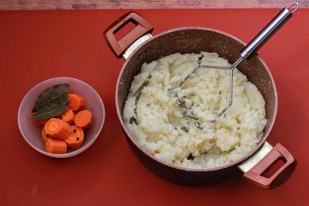 Kartoffelsuppe (немецкий картофельный суп с жареными колбасками): шаг 4