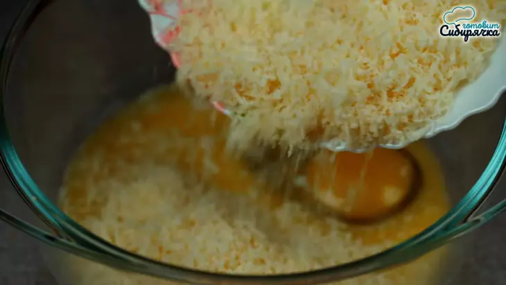 Луковый пирог с куриными яйцами и сыром в духовке: шаг 1