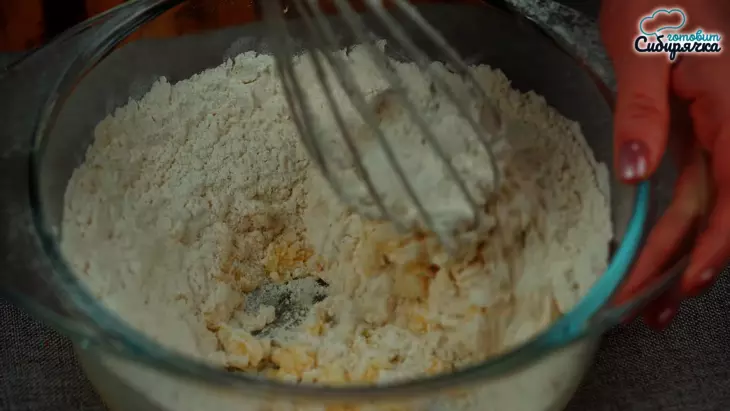 Луковый пирог с куриными яйцами и сыром в духовке: шаг 2