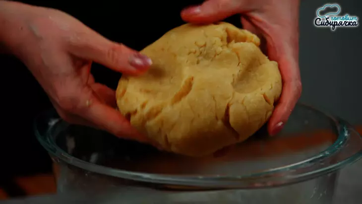 Луковый пирог с куриными яйцами и сыром в духовке: шаг 3