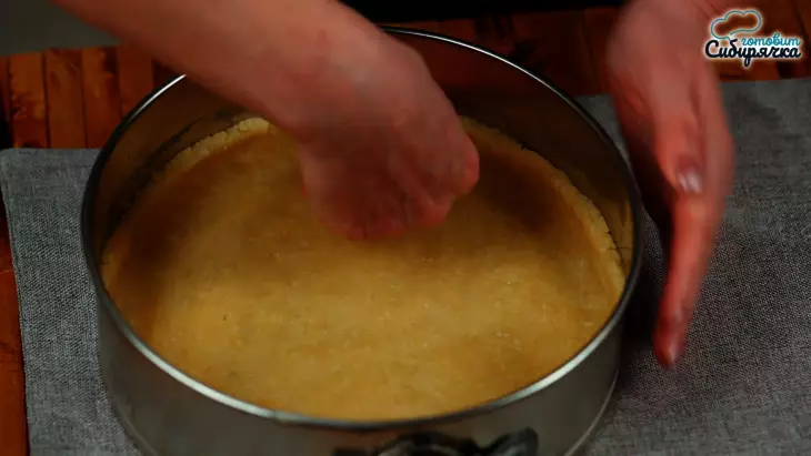Луковый пирог с куриными яйцами и сыром в духовке: шаг 4