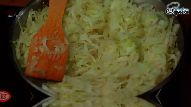 Луковый пирог с куриными яйцами и сыром в духовке: шаг 5