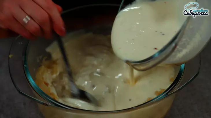 Луковый пирог с куриными яйцами и сыром в духовке: шаг 6
