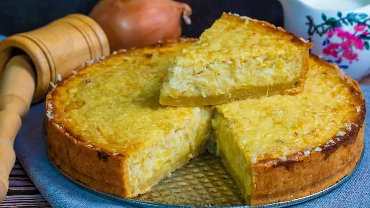 Луковый пирог с куриными яйцами и сыром в духовке: шаг 9