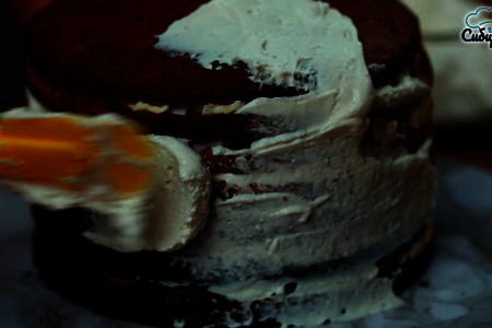 Бисквитный торт с черной смородиной и творожным кремом: шаг 8