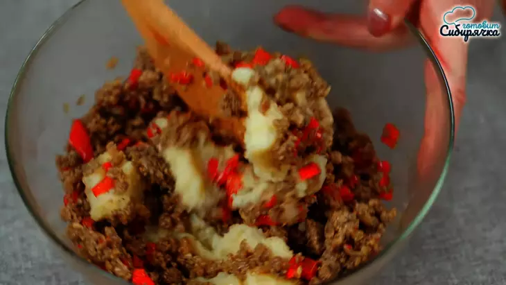 Мясной пирог из сдобного дрожжевого теста в духовке: шаг 4